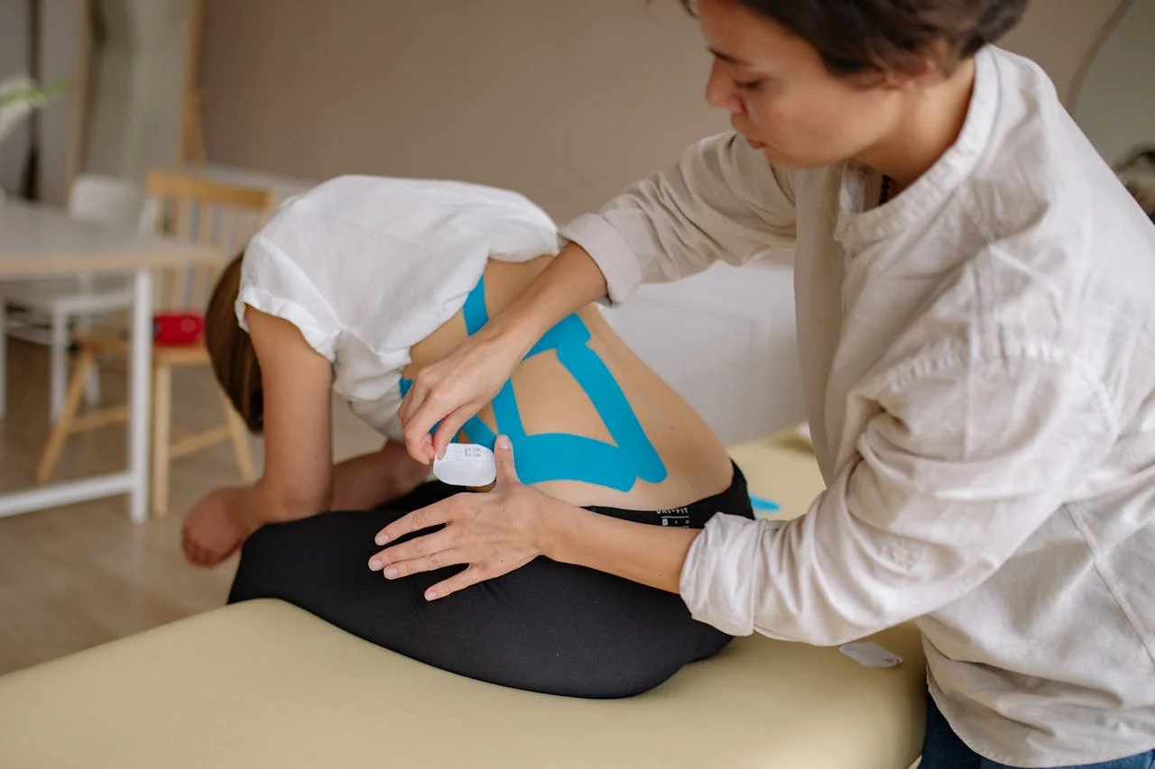 Copilul se plânge de durere de spate? Cauze frecvente și când trebuie să mergi la medic